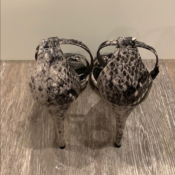 Express SnakeSkin Size 7 open toe - Picture 2 of 4